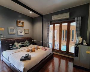 ein Schlafzimmer mit einem Bett mit Handtüchern darauf in der Unterkunft Aen Guy Boutique Hotel in Sukhothai