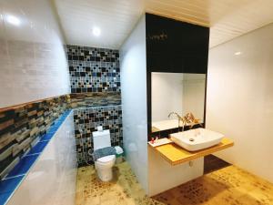 ein Bad mit einem Waschbecken und einem WC in der Unterkunft Aen Guy Boutique Hotel in Sukhothai