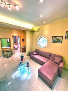 ein Wohnzimmer mit einem Sofa und einem Tisch in der Unterkunft Villa Simotas 4 Four in Póros