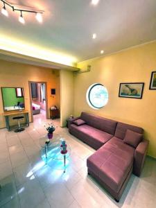 een woonkamer met een bank en een tafel bij Villa Simotas 4 Four in Póros