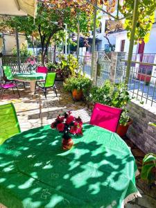 uma mesa com uma toalha de mesa verde e flores sobre ela em Villa Simotas 4 Four em Poros