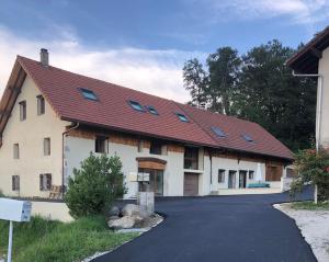 une maison avec un toit rouge et une allée dans l'établissement T4 Meublé de 105m2 axe Annecy-Geneve, à Saint-Martin-Bellevue