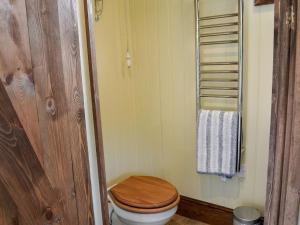 a bathroom with a wooden toilet and a towel at Mayflower - Uk41003 in Pocklington