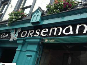 Um certificado, prémio, placa ou documento mostrado em The Norseman Temple Bar