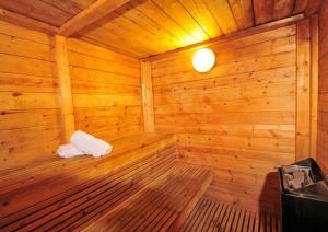 una sauna de madera vacía con una luz en el techo en לבנון ברמות, en Ramot
