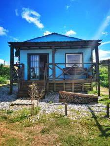 una casa con un cartel delante de ella en Veniteconmigo, en Punta del Diablo