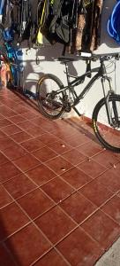 ein Fahrrad wird neben einer Wand geparkt in der Unterkunft Habitación Privada May in Vecindario