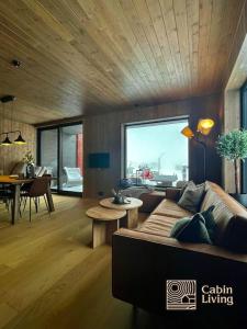 uma sala de estar com um sofá e uma mesa em Brand new Chalet-apart slope Hafjell Mosetertoppen em Øyer