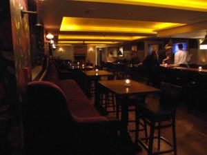 Lounge nebo bar v ubytování Forty Four Main Street