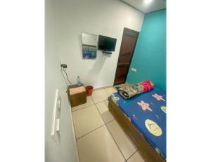 1 dormitorio con 1 cama con pared azul en Smart Guest House, Panipat en Pānīpat
