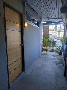 een lege hal met een deur in een gebouw bij 9 Hostel in Chiang Mai