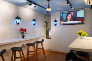 TV o dispositivi per l'intrattenimento presso Sandpiper Hotel Singapore
