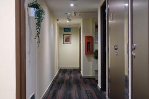 un corridoio vuoto con un hallwayngthngthngthngthngthngthngthngthngthngthngthngthngthngthngthngthngth di Sandpiper Hotel Singapore a Singapore