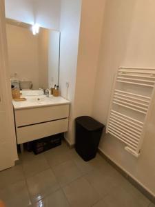 La salle de bains est pourvue d'un lavabo et d'un miroir. dans l'établissement Jolie T2 dans village provençale, au Luc