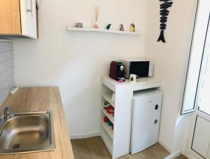 Kuchyň nebo kuchyňský kout v ubytování B&B Via dell'Azzurra