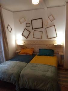 een slaapkamer met een bed met foto's aan de muur bij Au 17 in Murat