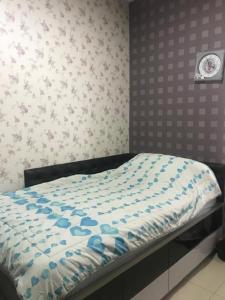 Schlafzimmer mit einem Bett mit einer blauen und weißen Bettdecke in der Unterkunft Private single room in Cigadung in Bandung