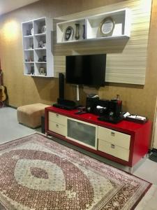ein Wohnzimmer mit einem TV auf dem Tisch in der Unterkunft Private single room in Cigadung in Bandung