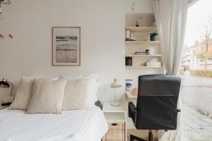 een slaapkamer met een bed, een bureau en een stoel bij Luxurious Private Studio Amsterdam Zuid in Amsterdam
