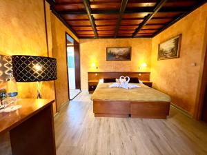ein Schlafzimmer mit einem Bett mit zwei Schwänen darauf in der Unterkunft Schlosshotel Marienbad in Marienbad