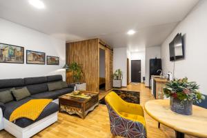 uma sala de estar com um sofá e uma mesa em Žiedų apartamentai em Klaipėda