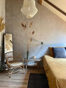 um quarto com uma cama, uma mesa e um sofá em De Zuileshoeve em Dordrecht