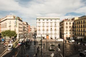 une rue urbaine animée avec des bus et des bâtiments dans l'établissement Maria Marì house, à Naples