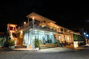 un edificio con un balcone sopra di esso di notte di The leaf&pool kohlarn เดอะลีฟ&พลู ที่พักเกาะล้าน a Centro di Pattaya