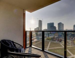 Zimmer mit Balkon und Stadtblick in der Unterkunft Klinger apartment in Bratislava