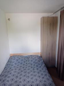 - une petite chambre avec un lit et une armoire en bois dans l'établissement Puy Saint Vincent 1700, à Puy-Saint-Vincent 8 autres photos