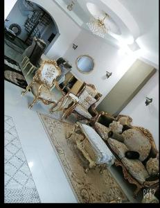 - un salon avec un canapé et une chaise dans l'établissement دمياط الجديدة, à Dumyāţ al Jadīdah