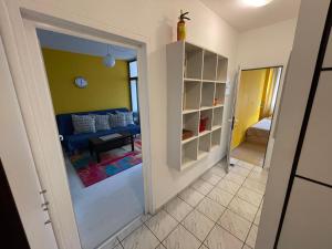 uma sala de estar com uma porta aberta para uma sala de estar em Cozy Central Place renovated 2022 em Sófia