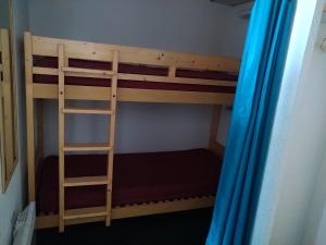 ein Etagenbett mit einer Leiter in einem Zimmer in der Unterkunft calisto110 in Belle Plagne + 4 Fotos