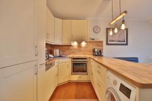 Kuchyň nebo kuchyňský kout v ubytování Strandduene Stranddüne Appartement 23