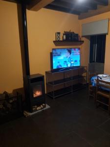 sala de estar con TV y chimenea en Cerca del puerto deportivo y de la playa, en Cangas de Morrazo