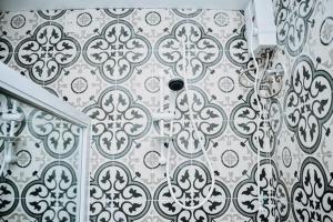 un bagno con una parete con motivi in bianco e nero di johandive a Daanbantayan