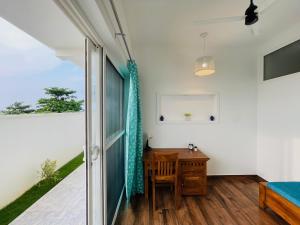 een kamer met een bureau en een raam bij Asthamaya Beach Homestay in Alleppey
