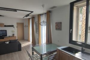 Kuchyňa alebo kuchynka v ubytovaní Appartement au centre du monde selon Dali
