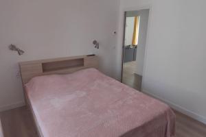 Posteľ alebo postele v izbe v ubytovaní Appartement au centre du monde selon Dali