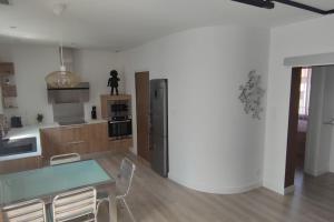 Kuchyňa alebo kuchynka v ubytovaní Appartement au centre du monde selon Dali