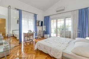 een slaapkamer met een bed en een glazen tafel bij Apartments Covic in Antonci