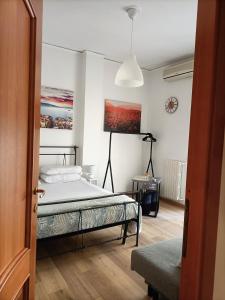 - une chambre avec un lit et une peinture murale dans l'établissement B&B Da Vito a San Martino, à Naples