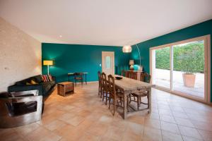 a living room with a table and a couch at le Jardin de Josnes in Josnes