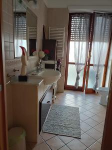 La salle de bains est pourvue d'un lavabo et d'un miroir. dans l'établissement B&B Da Vito a San Martino, à Naples