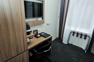 Cette chambre comprend un bureau avec un ordinateur et une fenêtre. dans l'établissement Hotel Fine Harmony, à Amsterdam