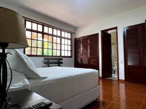 - une chambre avec un lit et un bureau avec une lampe dans l'établissement Hotel Chalet El Castillo by Majuva, à Armenia