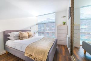 Krevet ili kreveti u jedinici u okviru objekta Beautiful 2-Bed Apartment in Liverpool City centre