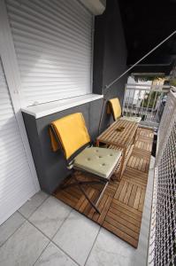 2 chaises assises sur une terrasse sur un balcon dans l'établissement Roba's Apartment, à Zagreb