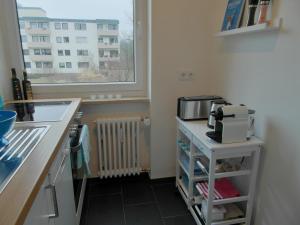 uma cozinha com um balcão e uma janela em Cosy little apartment em Munique