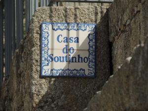 una señal en el costado de una pared de piedra en Casa do Soutinho en Alvarenga